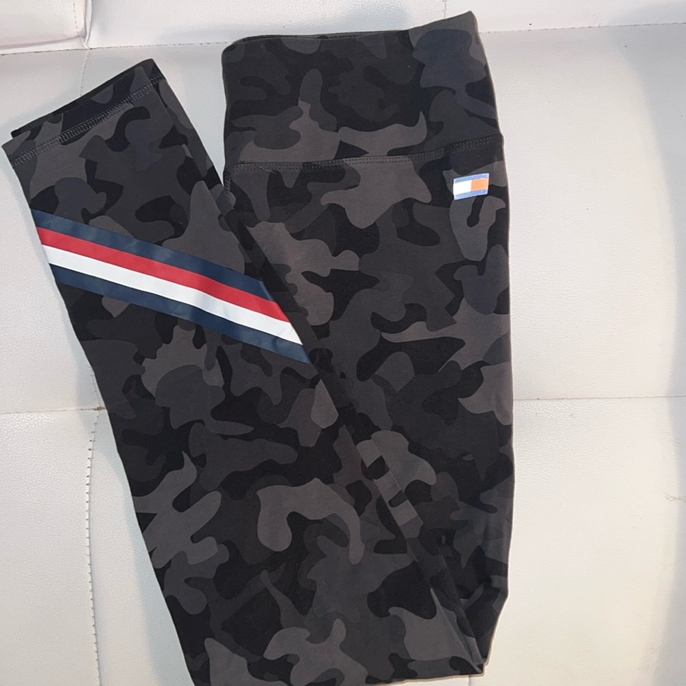 TOMMY HILFIGER BLACK CAMO LEGGINGS SIZE MED GREAT CONDITION